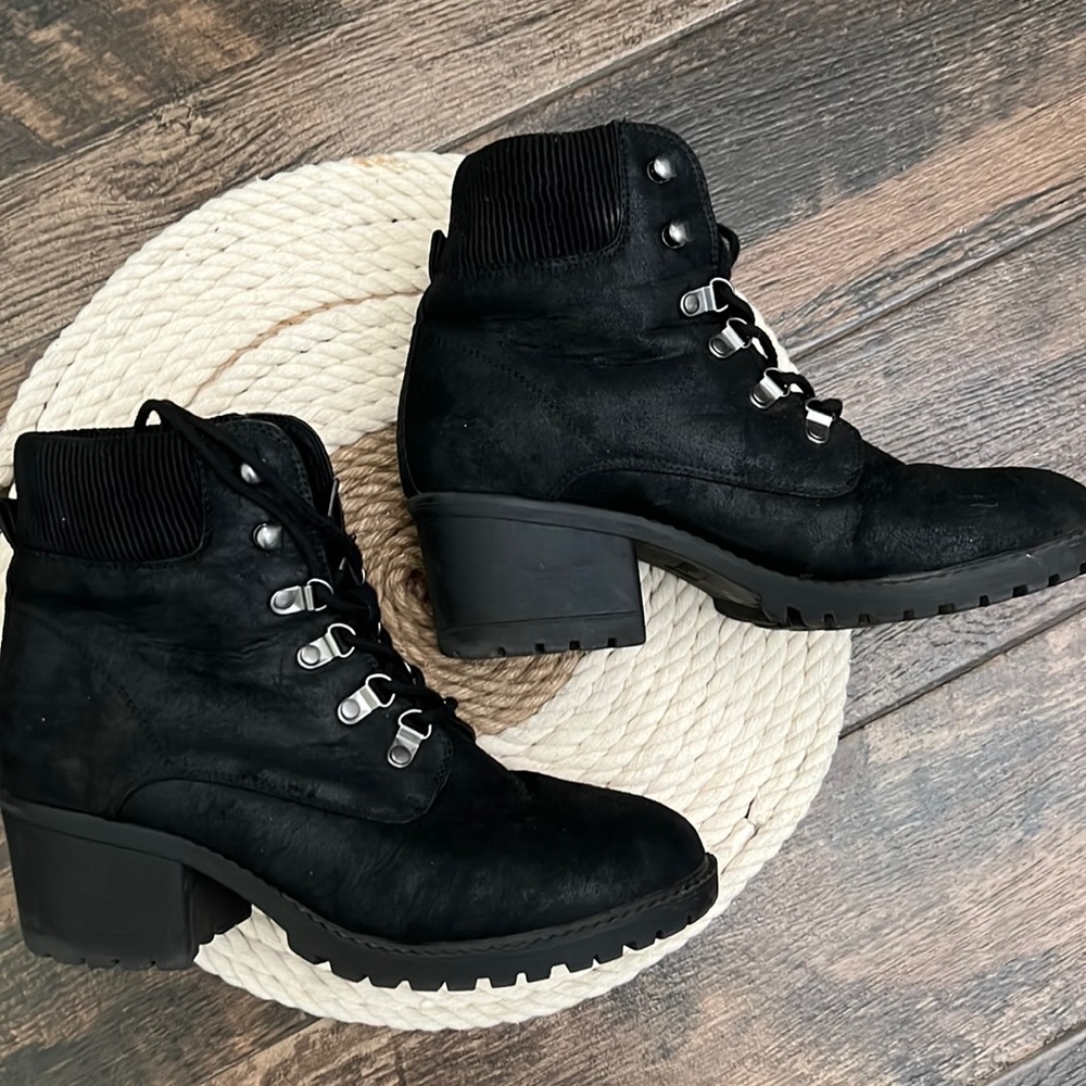 White Mountain ankle boots black suede with a slight heel